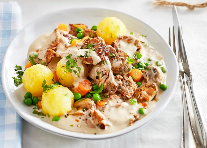 Geschnetzeltes Züricher Art mit Erbsen, Möhren und Knödel